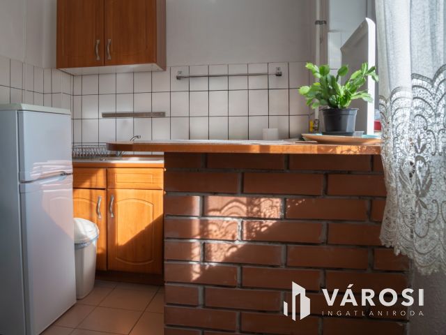 Praktikus kis lakás jó közlekedéssel