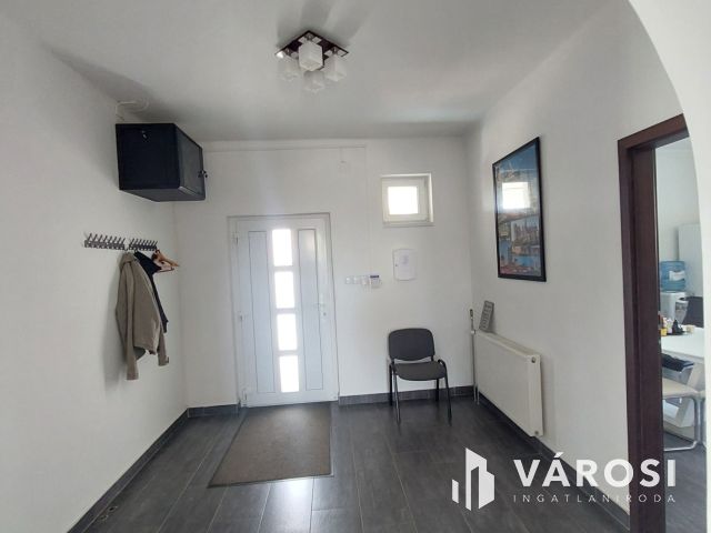 Energiahatékony iroda sok parkolóval, két utcai bejárattal