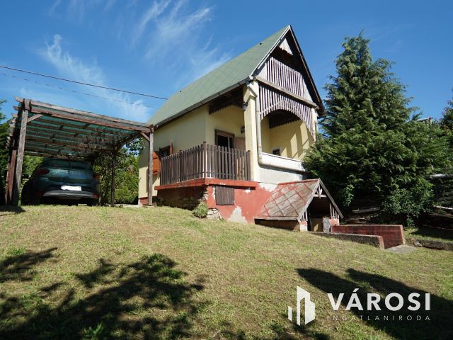 Cserfői hegyen, jó állapotú házikó