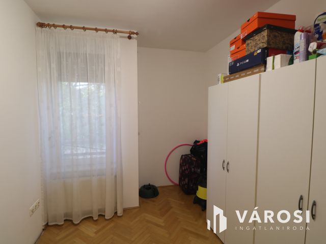 Nappali + 3 szoba, csendes, nyugodt lakókörnyezetben.