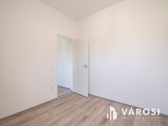 Eladó nappali + 2 hálós + autó beállós, újszerű lakás Gödön