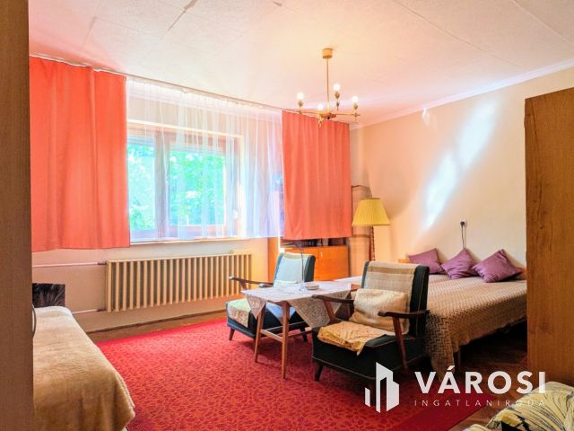 Klasszikus téglaház kedvelt környéken szép kerttel!