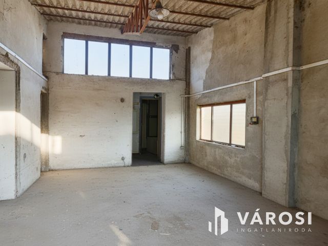 Itt minden elfér: Medence, trambulin az óriási saroktelken!