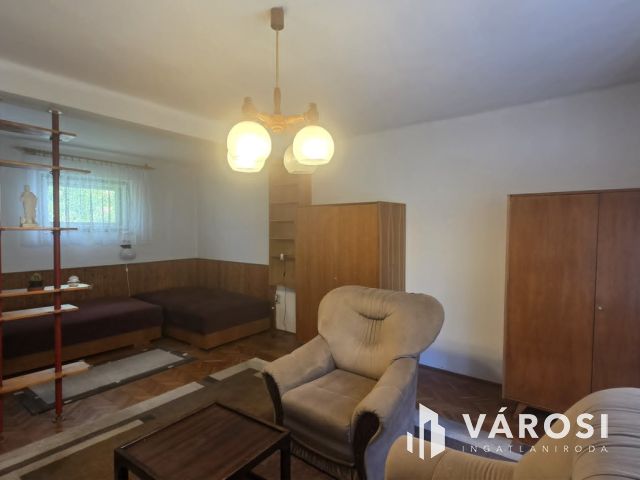 Sok lehetőséget rejtő ház-Debrecen belvárosának közelében