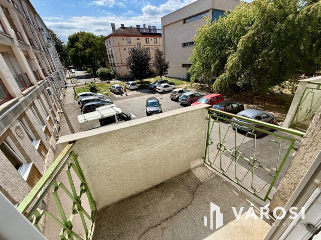 Vásártéren 1. emeleti, dupla erkélyes lakás eladó!