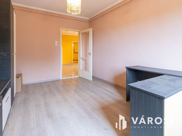 Sarkadon kertvárosi nyugalomban 3+nappalis tégla ház